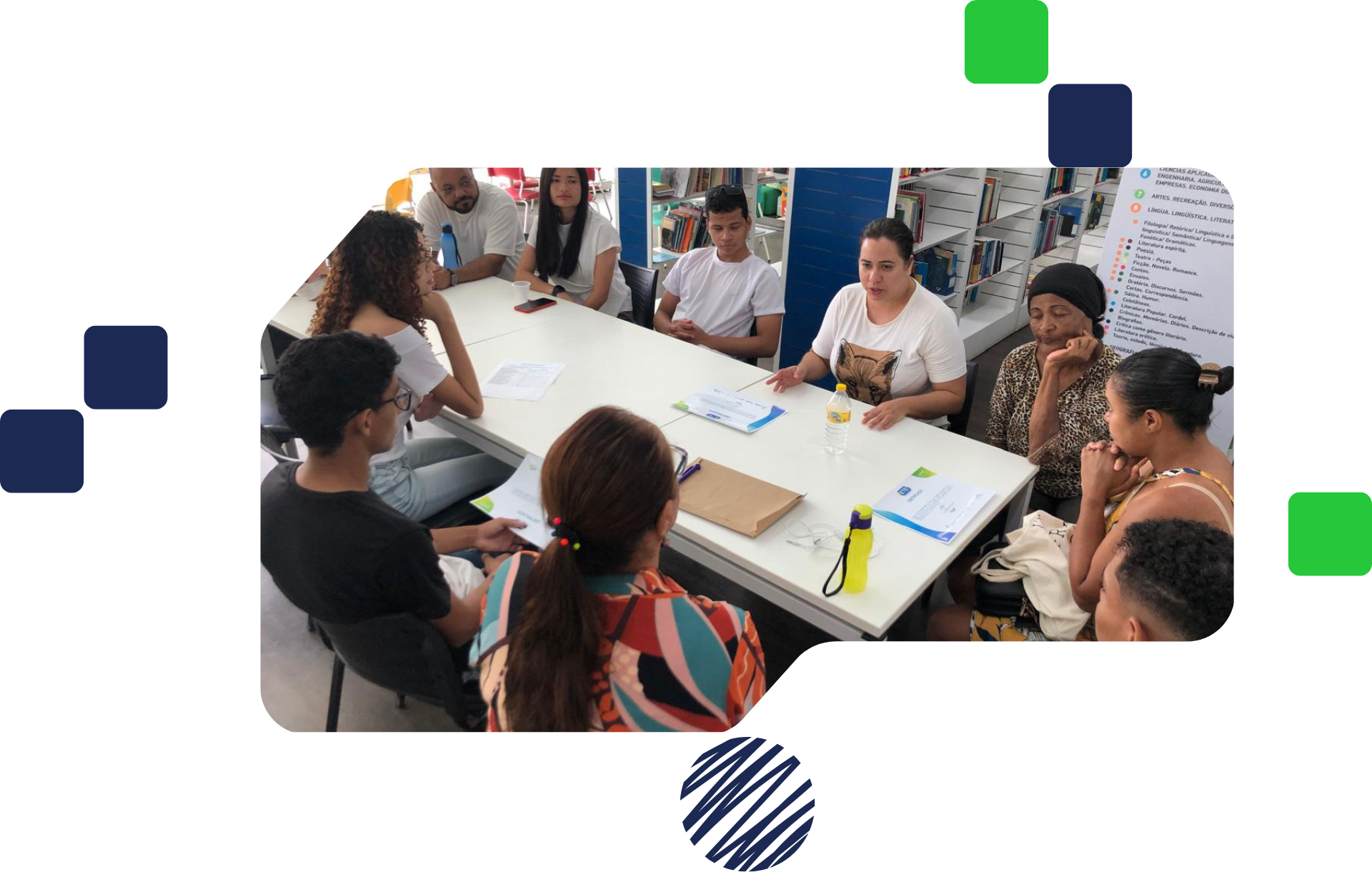 Participantes do projeto sentados ao redor de uma mesa branca