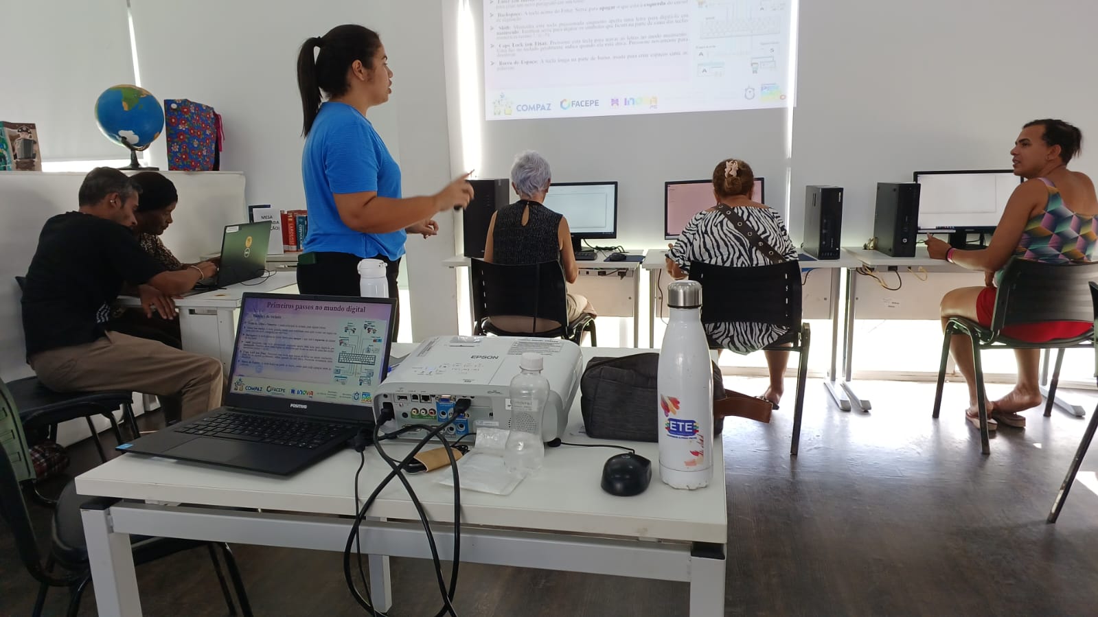 Bolsista do projeto ministra a aula 'Primeiros passos no mundo digital' para uma turma