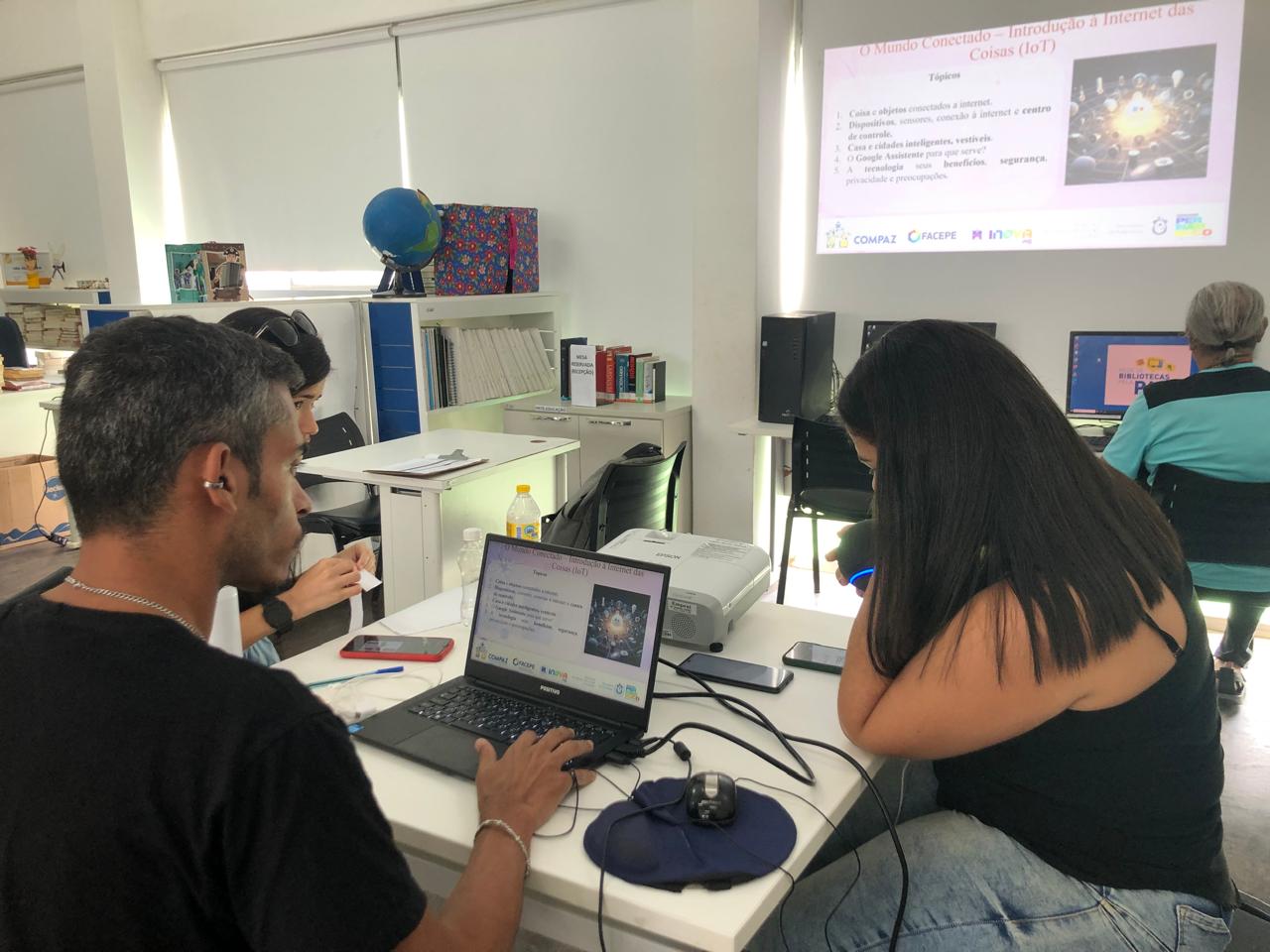Bolsistas em uma aula sobre Internet das Coisas