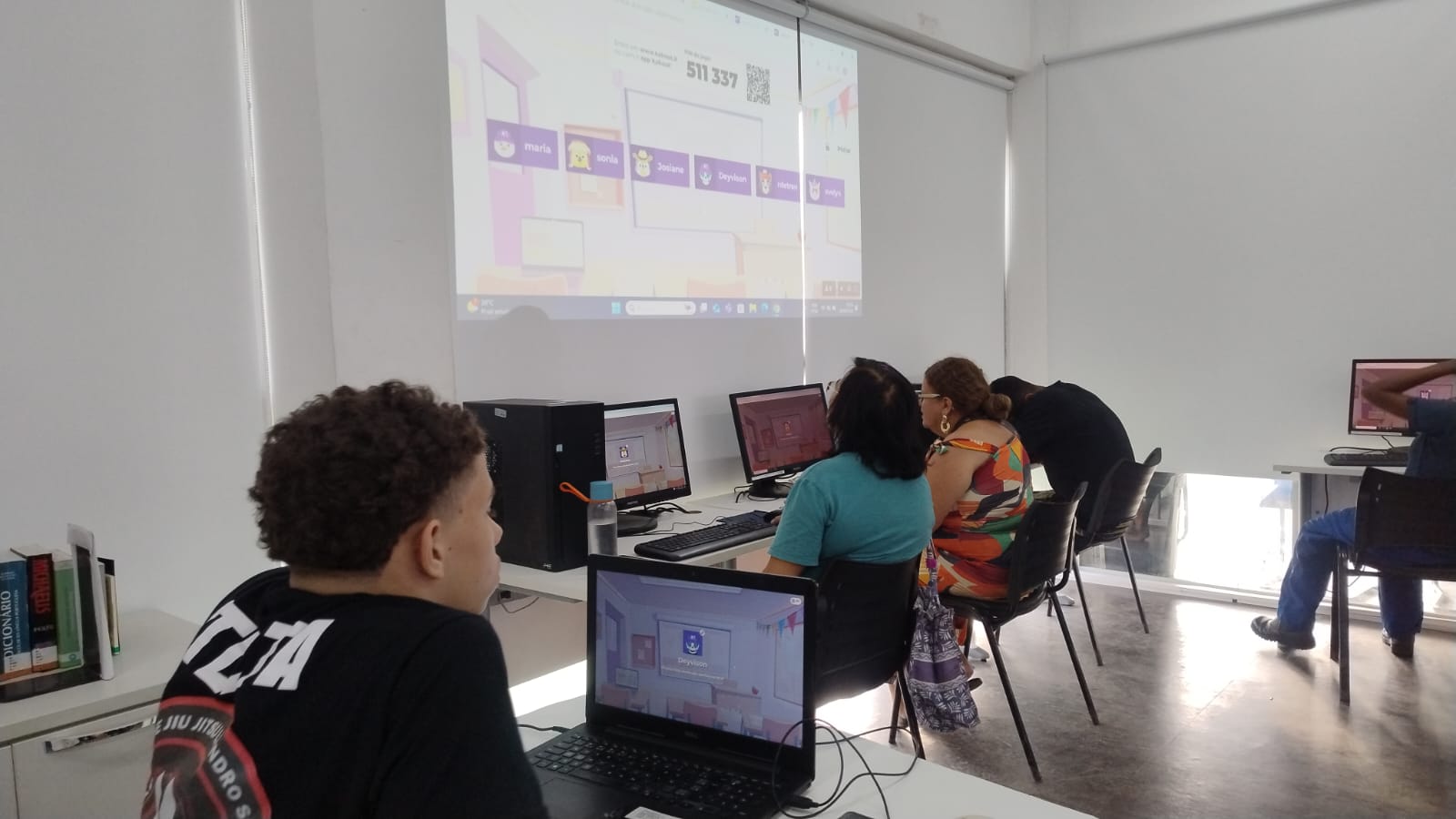 Alunos participam de uma atividade interativa, com um quiz sendo exibido em um projetor.