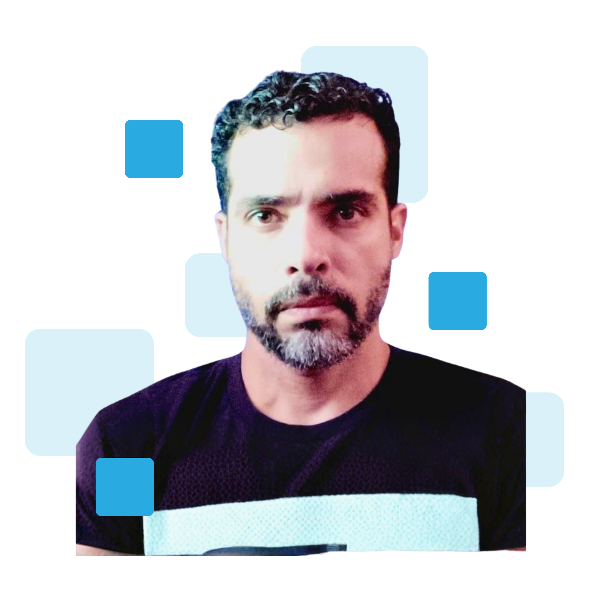 Foto de perfil de Fagner. Ele é um homem com cabelo escuro encaracolado e barba grisalha, vestindo uma camiseta preta com uma faixa horizontal clara.