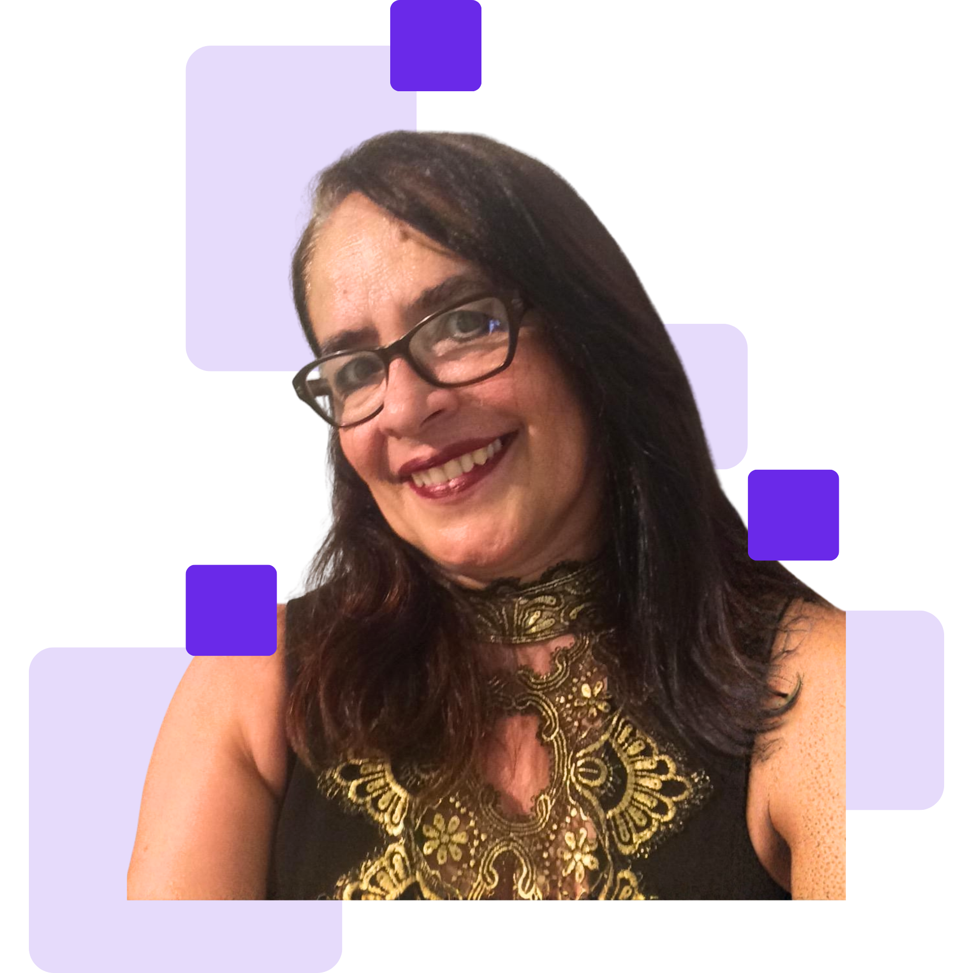 Foto de perfil de Sônia. Ela é uma mulher sorridente, com cabelo liso e escuro e usa óculos, vestindo uma blusa preta com gola de detalhes dourados.